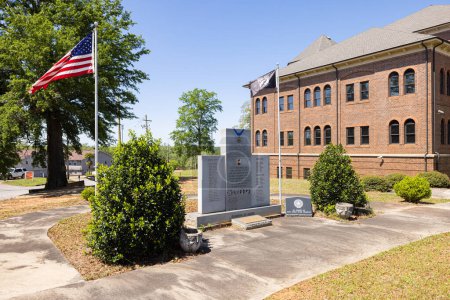 Foto de Americus, Georgia, USA - April 19, 2022: The  Sumter County Courthouse and it is Veterans Memorial - Imagen libre de derechos