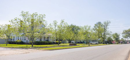 Foto de Adel, Georgia, USA - April 17, 2022: Old Houses on Hutchinson Avenue - Imagen libre de derechos