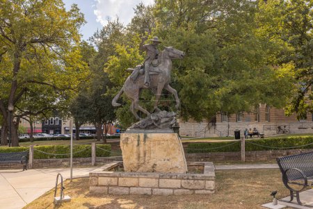 Foto de San Marcos, Texas, USA - October 14, 2022: The statue of John Coffee Hays member of the Texas Rangers - Imagen libre de derechos
