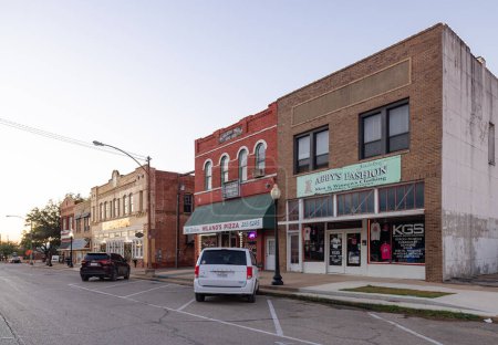 Foto de Hillsboro, Texas, USA - October 19, 2022: The old business district on Waco Street - Imagen libre de derechos