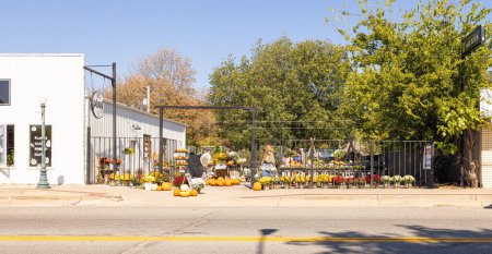 Foto de Wilburton, Oklahoma, USA - October 15, 2022: Small Flower shop in the old business district on Main Street - Imagen libre de derechos