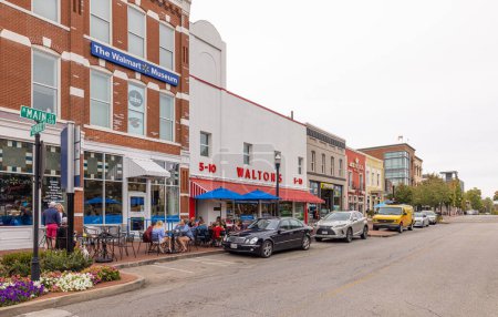 Téléchargez les photos : Bentonville, Arkansas, USA - October 16, 2022: The old business district on Main Street - en image libre de droit