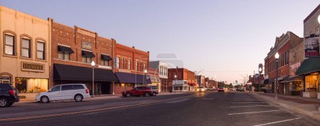 Foto de El Reno, Oklahoma, USA - October 17, 2022: The old business district on Rock Island Avenue - Imagen libre de derechos