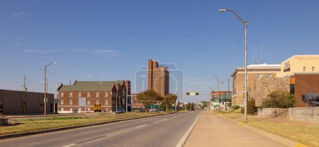 Foto de McAlester, Oklahoma, USA - October 15, 2022: The citys downtown as seen on Carl Albert Parkway - Imagen libre de derechos