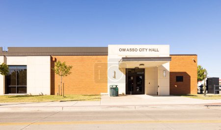 Foto de Owasso, Oklahoma, USA - October 18, 2022: The Owasso City Hall - Imagen libre de derechos