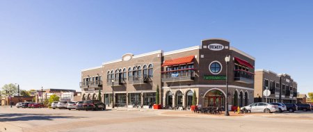 Foto de Owasso, Oklahoma, USA - October 18, 2022: The business district on Main Street - Imagen libre de derechos