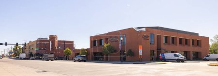 Foto de Owasso, Oklahoma, USA - October 18, 2022: The Owasso City Hall and the  old business district on 2nd Avenue - Imagen libre de derechos