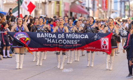 Foto de Matamoros, Tamaulipas, México - 26 de noviembre de 2022: The Desfile del 20 de Noviembre, Miembros de la Banda de Música Halcones actuando en el desfile - Imagen libre de derechos