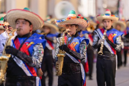 Foto de Matamoros, Tamaulipas, México - 26 de noviembre de 2022: The Desfile del 20 de Noviembre, Miembros de la Banda de Música Halcones actuando en el desfile - Imagen libre de derechos