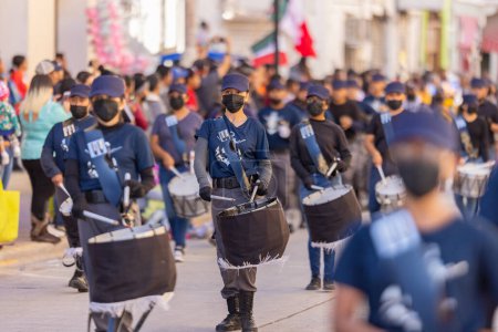 Téléchargez les photos : Matamoros, Tamaulipas, Mexique - 26 novembre 2022 : The Desfile del 20 de Noviembre, Banda de Guerra, Marching band performant au défilé - en image libre de droit