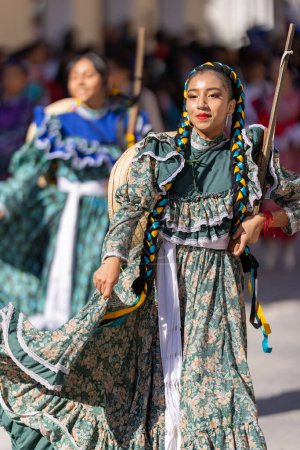 Téléchargez les photos : Matamoros, Tamaulipas, Mexique - 26 novembre 2022 : The Desfile del 20 de Noviembre, Danseuse déguisée en adelita jouant au défilé - en image libre de droit