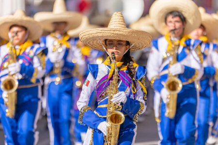 Foto de Matamoros, Tamaulipas, México - 26 de noviembre de 2022: The Desfile del 20 de Noviembre, miembros de la Toros Marching Band actuando en el desfile - Imagen libre de derechos