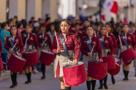 Foto de Matamoros, Tamaulipas, México - 26 de noviembre de 2022: The Desfile del 20 de Noviembre, Miembros del Instituto Tamaulipeco de Capacitacion marchan en el desfile - Imagen libre de derechos