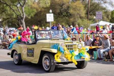 Foto de San Antonio, Texas, Estados Unidos - 8 de abril de 2022: El desfile de la batalla de las flores, 1950 Willys Jeepster es el clásico coche amarillo brillante - Imagen libre de derechos