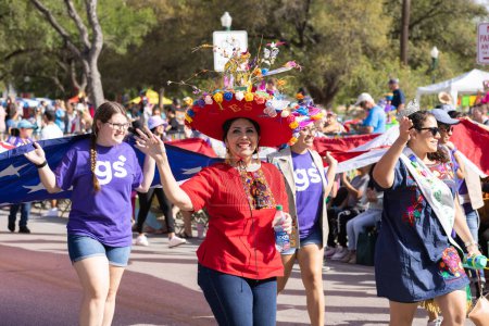 Téléchargez les photos : San Antonio, Texas, États-Unis - 8 avril 2022 : Défilé de la bataille des fleurs, membres des éclaireurs de filles et de garçons portant un drapeau national géant - en image libre de droit