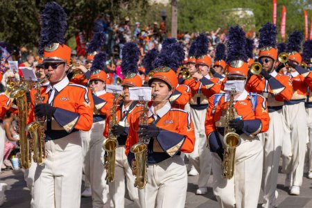 Foto de San Antonio, Texas, Estados Unidos - 8 de abril de 2022: Desfile de la Batalla de las Flores, La Universidad de Texas en San Antonio Marching Band tocando en el desfile - Imagen libre de derechos