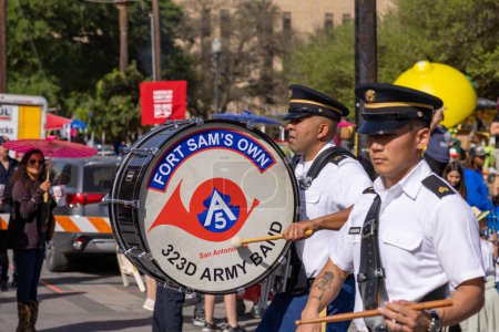 Téléchargez les photos : San Antonio, Texas, États-Unis - 8 avril 2022 : Défilé de la bataille des fleurs, membres de la fanfare de l'armée 323D de Fort Sams - en image libre de droit
