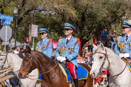 Foto de San Antonio, Texas, Estados Unidos - 8 de abril de 2022: Desfile de la Batalla de las Flores, miembros de los Caballeros de Texas montan caballos en el desfile - Imagen libre de derechos
