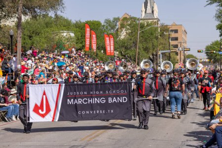 Téléchargez les photos : San Antonio, Texas, États-Unis - Le 8 avril 2022 : Défilé de la Bataille des Fleurs, La fanfare du lycée Judson se produisant au défilé - en image libre de droit