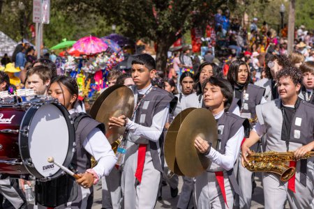 Foto de San Antonio, Texas, Estados Unidos - 8 de abril de 2022: El desfile de la batalla de las flores, la banda de Lee High School que actúa en el desfile - Imagen libre de derechos
