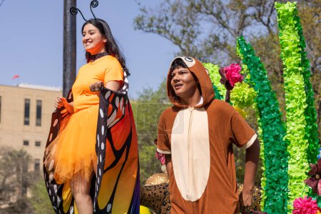 Foto de San Antonio, Texas, Estados Unidos - 8 de abril de 2022: Desfile de la Batalla de las Flores, Miembros de la L.E.E. Escuela secundaria Amazon Adventures promover la conciencia de la preservación de la naturaleza - Imagen libre de derechos