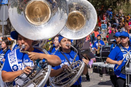 Foto de San Antonio, Texas, Estados Unidos - 8 de abril de 2022: Desfile de la Batalla de las Flores, The Sidney Lanier High School Mighty Band tocando en el desfile - Imagen libre de derechos