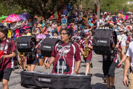 Téléchargez les photos : San Antonio, Texas, États-Unis - Le 8 avril 2022 : Défilé de la Bataille des Fleurs, fanfare de la Highlands High School - en image libre de droit