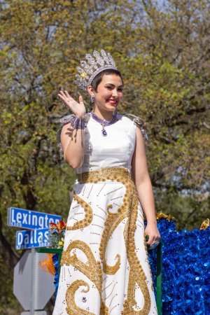 Foto de San Antonio, Texas, Estados Unidos - 8 de abril de 2022: El desfile de la batalla de las flores, flotador con miembros de la Coronación Luterana - Imagen libre de derechos