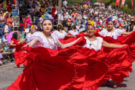 Foto de San Antonio, Texas, Estados Unidos - 8 de abril de 2022: Desfile de la Batalla de las Flores, Miembros del Ballet Folklórico Cardenales de Southside ISD, actuando en el desfile - Imagen libre de derechos