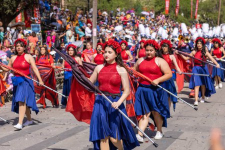 Foto de San Antonio, Texas, Estados Unidos - 8 de abril de 2022: Desfile de la Batalla de las Flores, The Thomas Jefferson High School Mustang Band tocando en el desfile - Imagen libre de derechos