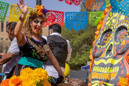 Foto de San Antonio, Texas, Estados Unidos - 8 de abril de 2022: El desfile de la batalla de las flores, Float Tittled la Michoacana lleva a la gente vestida con ropa tradicional mexicana - Imagen libre de derechos