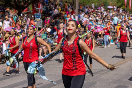 Foto de San Antonio, Texas, Estados Unidos - 8 de abril de 2022: Desfile de la Batalla de las Flores, The Winston Churchill High School Charger Band tocando en el desfile - Imagen libre de derechos