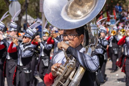 Téléchargez les photos : San Antonio, Texas, États-Unis - Le 8 avril 2022 : Défilé de la Bataille des Fleurs, The Winston Churchill High School Charger Band jouant au défilé - en image libre de droit