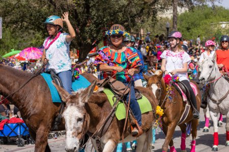 Téléchargez les photos : San Antonio, Texas, États-Unis - 8 avril 2022 : Défilé de la bataille des fleurs, femmes chevauchant mulets, chevaux et ânes, pendant le défilé - en image libre de droit
