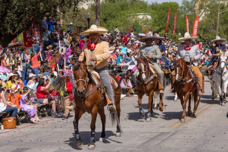 Foto de San Antonio, Texas, Estados Unidos - 8 de abril de 2022: Desfile de la Batalla de las Flores, hombres con trajes de charro a caballo durante el desfile - Imagen libre de derechos