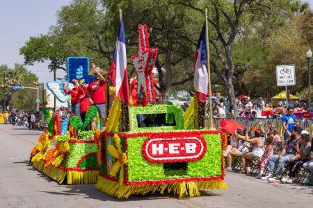 Téléchargez les photos : San Antonio, Texas, USA - 8 avril 2022 : Défilé de la Bataille des Fleurs, Des gens sur un char faisant la promotion du magasin H-E-B - en image libre de droit