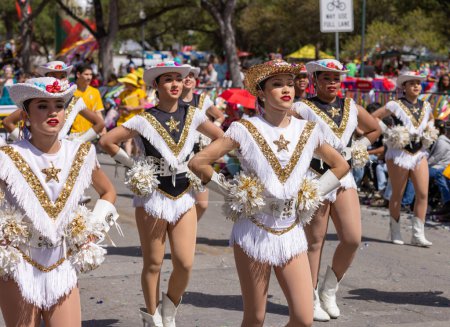 Foto de San Antonio, Texas, Estados Unidos - 8 de abril de 2022: Desfile de la Batalla de las Flores, La Banda de la Escuela Secundaria Brennan Actuando en el desfile - Imagen libre de derechos