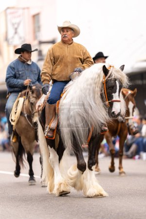 Foto de Brownsville, Texas, Estados Unidos - 26 de febrero de 2022: Charro Days Grand International Parade, Cowboys riding beautiful horses at the parade - Imagen libre de derechos