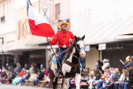 Téléchargez les photos : Brownsville, Texas, États-Unis - 26 février 2022 : Charro Days Grand International Parade, Man riding horse carry the Texas State Flag - en image libre de droit