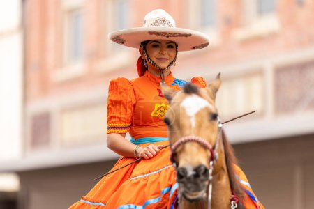 Téléchargez les photos : Brownsville, Texas, États-Unis - 26 février 2022 : Charro Days Grand International Parade, Membres de Charros La Herradura portant des vêtements traditionnels Charro, chevauchant des chevaux au défilé - en image libre de droit