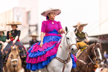 Foto de Brownsville, Texas, Estados Unidos - 26 de febrero de 2022: Charro Days Grand International Parade, Miembros de Charros La Herradura vistiendo ropa tradicional Charro, montando caballos en el desfile - Imagen libre de derechos