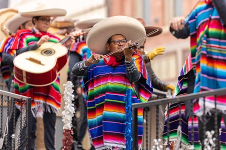 Téléchargez les photos : Brownsville, Texas, États-Unis - 26 février 2022 : Charro Days Grand International Parade, Ram 1500, tirant une remorque avec un groupe de musique portant des sombreros et des sarapes, jouant de la musique pendant le défilé - en image libre de droit