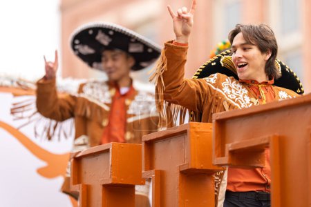 Téléchargez les photos : Brownsville, Texas, États-Unis - 26 février 2022 : Charro Days Grand International Parade, Members of the University of Texas, riding a float at the parade - en image libre de droit