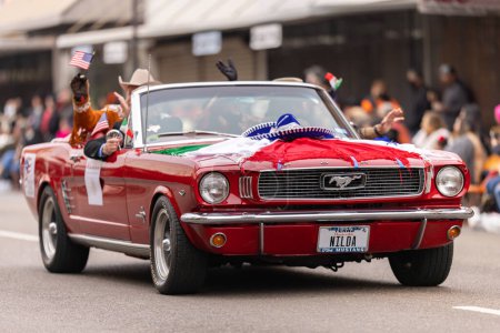 Foto de Brownsville, Texas, Estados Unidos - 26 de febrero de 2022: Charro Days Grand International Parade, Ford Mustang classic car, decorated with the mexican flag and a charro hat on the hood - Imagen libre de derechos