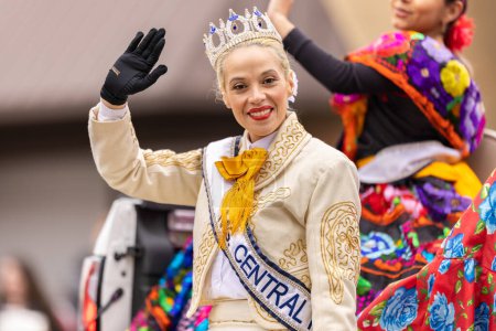Foto de Brownsville, Texas, Estados Unidos - 26 de febrero de 2022: Charro Days Grand International Parade, Float lleva reinas de belleza, llevando ropa tradicional en el desfile - Imagen libre de derechos