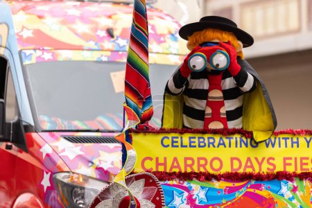 Foto de Brownsville, Texas, Estados Unidos - 26 de febrero de 2022: Charro Days Grand International Parade, Hamburglar, McDonalds mascot, celebrando en el desfile - Imagen libre de derechos