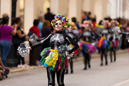 Téléchargez les photos : Matamoros, Tamaulipas, Mexique - novembre 1, 2022 : Dia de los Muertos Parade, Cheerleaders du lycée Juan Jose De La Garza performant au défilé - en image libre de droit
