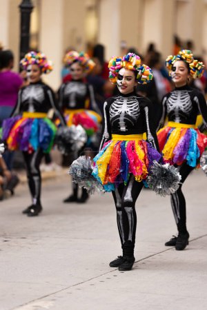 Téléchargez les photos : Matamoros, Tamaulipas, Mexique - novembre 1, 2022 : Dia de los Muertos Parade, Cheerleaders du lycée Juan Jose De La Garza performant au défilé - en image libre de droit
