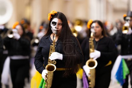Téléchargez les photos : Matamoros, Tamaulipas, Mexique - novembre 1, 2022 : Dia de los Muertos Parade, Marching Band de la Juan Jose De La Garza High School performant au défilé - en image libre de droit