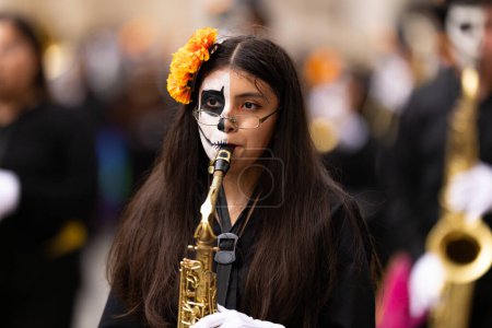 Téléchargez les photos : Matamoros, Tamaulipas, Mexique - novembre 1, 2022 : Dia de los Muertos Parade, Marching Band de la Juan Jose De La Garza High School performant au défilé - en image libre de droit